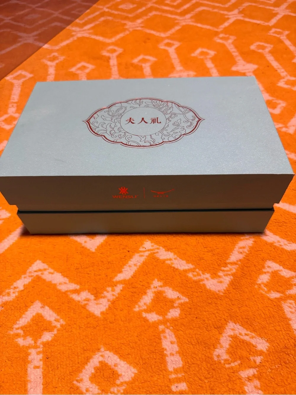 NIB Wensli Luxury 100% Mulberry Silk Scarf & Porcelain Cup State Gift Box Set